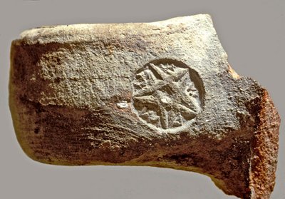 Korsó fogantyúja régi héber felirattal: Yerslm (agyag) alkotó: Achaemenid
