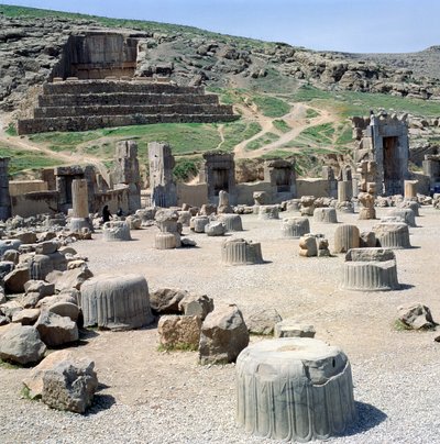 Százoszlopos terem II. vagy III. Artaxerxész sírjával a háttérben alkotó: Achaemenid