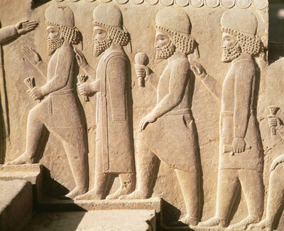 Medián őröket ábrázoló dombormű a Triplyon Csarnok lépcsőjéről, Achaemen-korszak, Kr.e. 6-5. század (mészkő) alkotó: Achaemenid