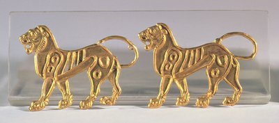 Két oroszlánsorozat, amelyeket ünnepi köntösre varrtak, Hamadanból, Kr.e. 5-4. század (arany) alkotó: Achaemenid