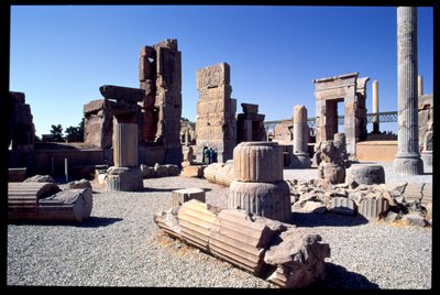 Kilátás a Százoszlopos terem nyugati bejáratára alkotó: Achaemenid