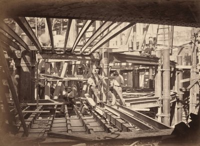 Munkások a nézőtér gerendáin, Új Párizsi Opera,c. 1867 (fotó) alkotó: Achille Delmaet