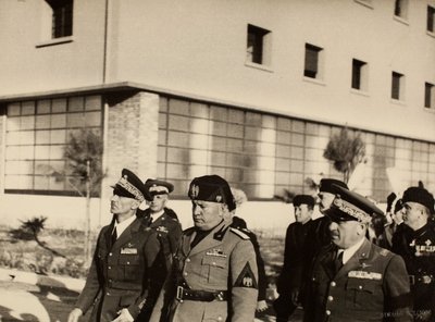 A Mauro Toschi fu Ulisse cég által épített "Fausto Pesci" királyi repülőtér épületeinek felavatása Bolognában Benito Mussolini herceg jelenlétében, 1936.10.24. (f/w fotó) alkotó: Achille Villani