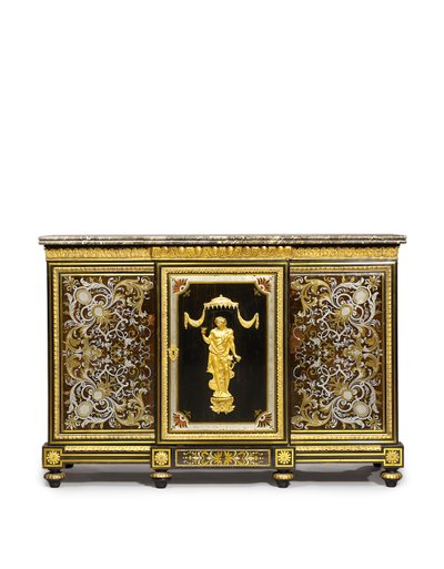 Lajos XVI. Lajos oldalsó szekrénye, a Marchand-Mercier Claude-Francois Julliot megbízásából, XIV. Lajos intarzia panelekkel, 1775-1800 körül (ormoluba szerelt, sárgaréz és ón kirakású ébenfa és teknősbéka alkotó: Adam (attr. to) Weisweiler