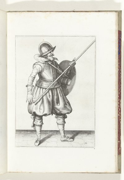 A gyakorlat pajzzsal és lándzsával: a katona háromszor helyezi vissza a lándzsát nyugalmi helyzetbe, első mozdulat (10. sz.), 1618 A Nassausche Wapen-Handelinge, van Schilt, Kémek, Rappier és a célpont: Beyde Figuerlick ábrázolva, a bekeretezett pedig a alkotó: Adam van Breen