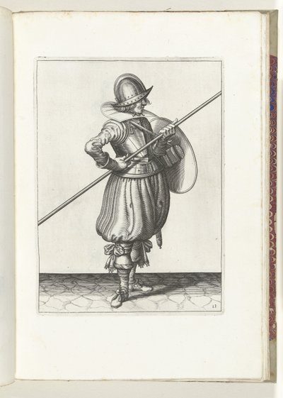 A pajzs és tüske gyakorlat: A katona két alkalommal húzó helyzetbe hozza a tüskét, első mozdulat (13.), 1618 A Nassausche Wapen-Handelinge, van Schilt, Kémek, Rappier és a Célpont: Beyde Figuerlick ábrázolva, ende az új után keretezve alkotó: Adam van Breen