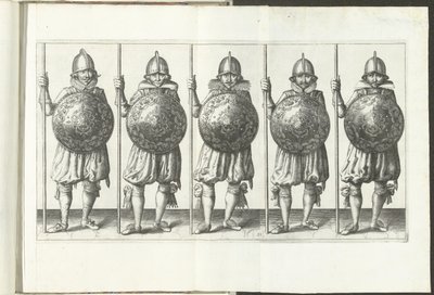 A pajzs és tüske gyakorlat: Öt katona egymás mellett áll a földön nyugvó toronnyal a jobb kezében és a pajzzsal a mellkas előtt (31. sz.), 1618 A Nassausche Wapen-Handinge, van Schilt, Kémek, Rappier andde Cél: beyde f alkotó: Adam van Breen