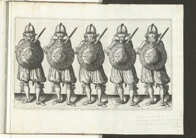 A pajzs és tüske gyakorlat: Öt katona egymás mellett áll a jobb kézben lévő Rapierrel és a pajzzsal a mellkas előtt (32. sz.), 1618 A Nassausche Wapen-Handelinge, van Schilt, Kémek, Rappier andde Targe: Beyde Figuerlick ábrázolva alkotó: Adam van Breen