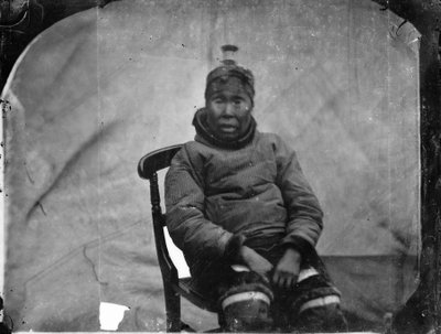 Idős inuk nő ül egy székben alkotó: Admiral Edward Augustus Inglefield