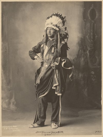 John Hollow Horn Bear, sziú alkotó: Adolph F. Muhr
