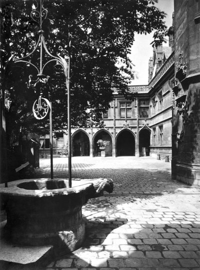 Cluny Hotel az udvar felől nézve, Párizs alkotó: Adolphe Braun