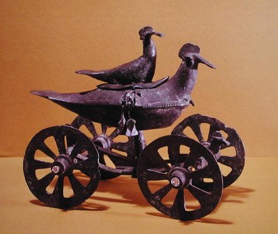 Fogadalmi szekér két madár formájában, Glasinacból Szarajevó mellett (bronz) alkotó: Iron Age