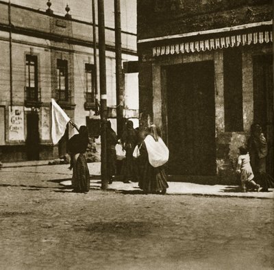 Nők sétálnak az utcán egy fehér zászló leple alatt a „La decena tragica” alatt Mexikóvárosban, 1913. február alkotó: Agustin Victor Casasola