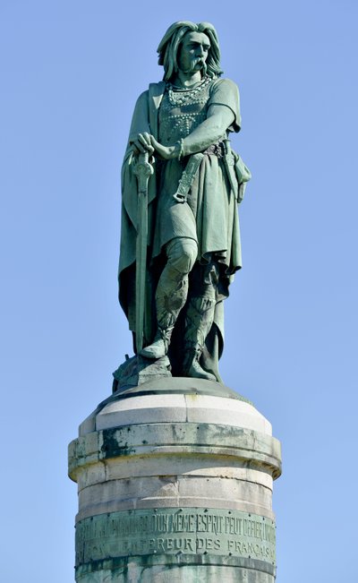 Vercingetorix (Kr. e. 72-46), gall vezető kolosszális szobra - Millet Aime (1819-1891) szobra 6,60 m magas erige 1865-ben a Mont Auxois nyugati részén (7 méter magasan Viollet Le Duc) Alise Sainte Reine 1865 alkotó: Aime Millet