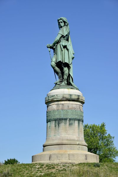 Vercingetorix (Kr. e. 72-46), gall vezető kolosszális szobra - Millet Aime (1819-1891) szobra 6,60 m magas erige 1865-ben a Mont Auxois nyugati részén (7 méter magasan Viollet Le Duc) Alise Sainte Reine 1865 alkotó: Aime Millet