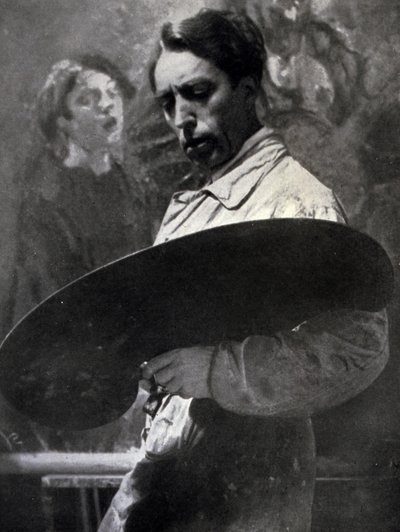 Tullio Silvestri festő portréja a műtermében dolgozik. A művész pózol, miközben a kezében lévő palettáját nézi, ami a folyamatban lévő kreatív pillanat intenzitását sugallja (f/w fotó) alkotó: Alberto Segre