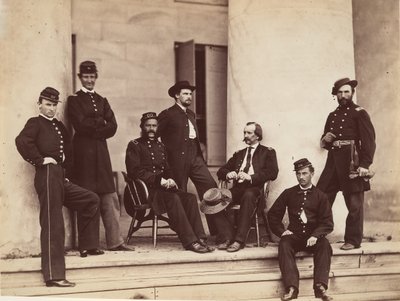 Gustavus A. DeRussy dandártábornok és a Staff on Steps of Arlington House, Arlington..., 1864. május. alkotó: Alexander Gardner