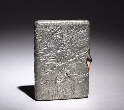 Cigaretta doboz, 1896 után (ezüst, kabókon zafír aranyba szerelve) alkotó: Alexander Karpov