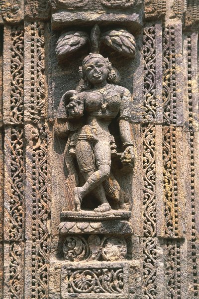Táncosnő, dombormű a táncteremben (Nata Mandir), Naptemplom (UNESCO világörökségi lista) alkotó: Nicolas Toussaint Charlet