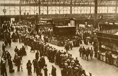 „Vonatokra váró nyaralók sora a Waterloo állomáson, London”, 1930. alkotó: Alfieri