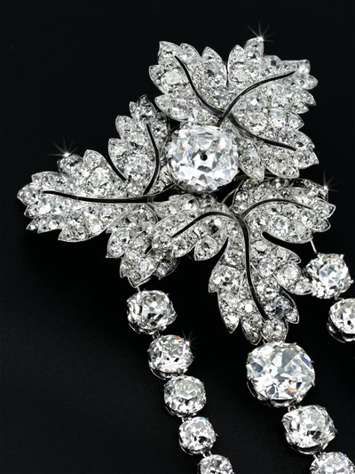 „Feuilles de Groseillier” bross, 1855 körül (gyémántok, ezüst és arany) alkotó: Alfred Bapst