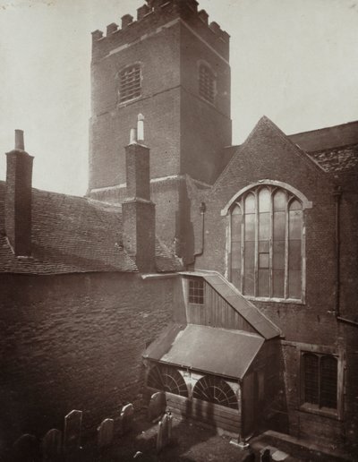 St. Bertholomews: A zöld templomkert a régi déli kereszthajó helyén alkotó: Alfred H. Bool