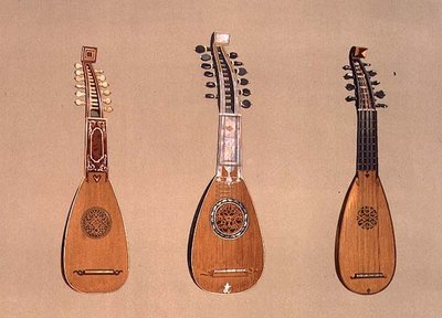 (LtoR) Egy pandurina 1734-ből és két milánói mandolin 1775-ből és 1739-ből, a Hangszerekből (színes litho) alkotó: Alfred James Hipkins