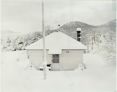 Első hó és a kis ház, 1923. alkotó: Alfred Stieglitz