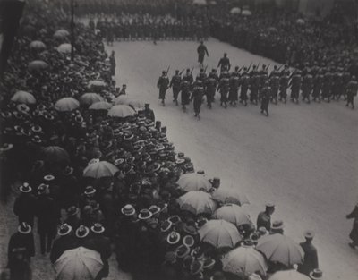 Katonai felvonulás, New York alkotó: Alfred Stieglitz