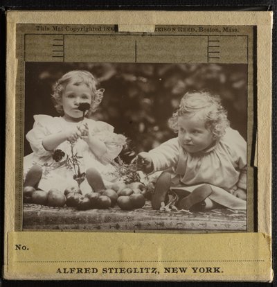 Unokahúgok - Flóra virágot tart, és Hedvig alkotó: Alfred Stieglitz