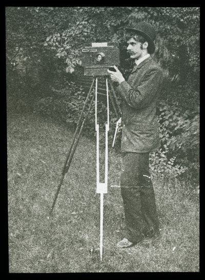 Önarckép fényképezőgéppel, állvánnyal és pisztollyal alkotó: Alfred Stieglitz