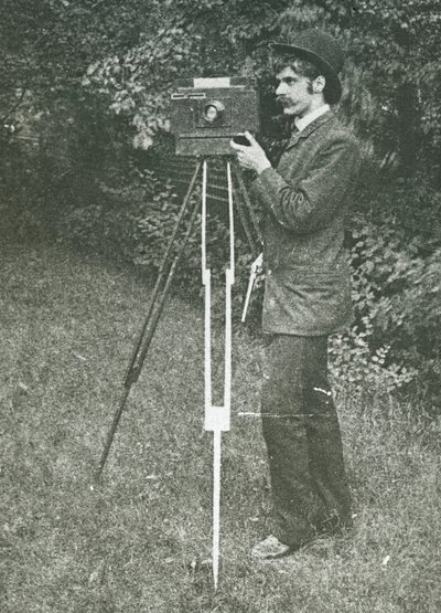 Önarckép fényképezőgéppel, állvánnyal és pisztollyal, 1886. alkotó: Alfred Stieglitz