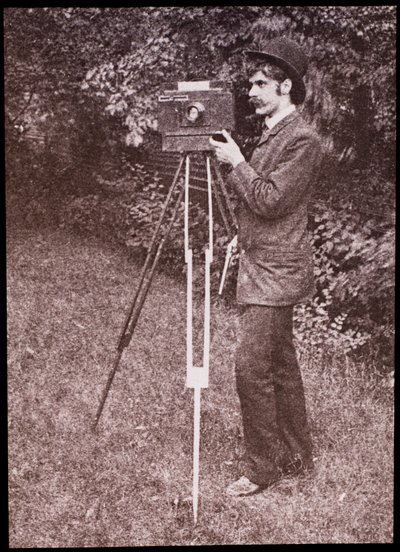 Önarckép fényképezőgéppel, állvánnyal és pisztollyal alkotó: Alfred Stieglitz