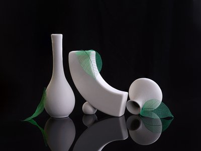 Fehér vázák, zöld levelek alkotó: Alice Sheng