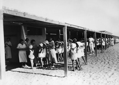 Villa Rosa Maltoni Mussolini: étkezés elosztása a tengerparton (f/w fotó) alkotó: Fratelli Alinari