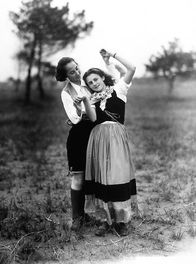 Villa Rosa Maltoni Mussolini: két serdülő hagyományos friuli népviseletben (fekete-fehér fotó) alkotó: Fratelli Alinari