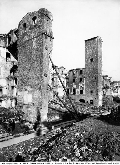 világháború: a Via Por Santa Maria romjai a Baldovinetti és az Amidei tornyokkal együtt Firenzében, a bombázás után. Ez a fénykép korábban a Brogi gyűjtemény része volt, de most az Alinari gyűjteményhez tartozik (f/w fotó) alkotó: Fratelli Alinari