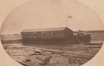 Hamilton lebegő akkumulátora a Sullivan-sziget végén horgonyzott az előző éjszaka..., 1861. április. alkotó: Alma A. Pelot.