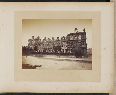 A városháza leégett. Homlokzat a Quai-on. alkotó: Alphonse J. Liébert