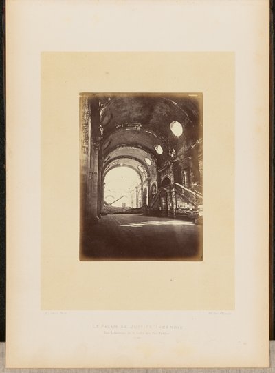 Az igazságügyi palota lángokban áll. A Salle des Pas-Perdus belső nézete. alkotó: Alphonse J. Liébert