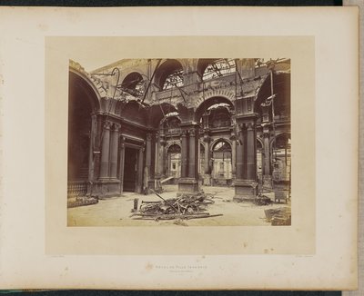 A leégett Hôtel de Ville. A Szalonok bejárata. alkotó: Alphonse J. Liébert