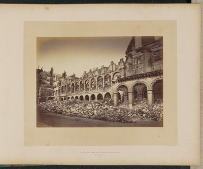 A felgyújtott Pénzügyminisztérium. Külső nézet. alkotó: Alphonse J. Liébert