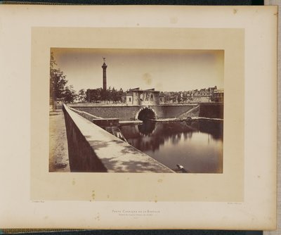 A Bastille postai laktanyája. Alagút és Júliusi oszlop. alkotó: Alphonse J. Liébert