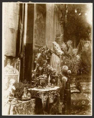 [Mucha műtermének sarka szobrokkal, grafikákkal és virágokkal, Rue du Val-de-Grâce, Párizs] alkotó: Alphonse Maria Mucha