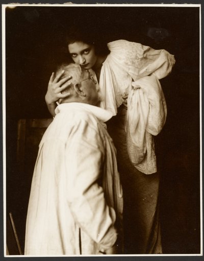 [Alphonse Mucha jelmezben és lánya, Jaroslava mint modell a plakáthoz, "De Forest Phonofilm" az első "hangosfilm", amelyet a Bio Adria moziban (Prága) vetítettek, Zbiroh, Csehország] alkotó: Alphonse Maria Mucha