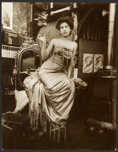 [Női modell egy babérágat tart, Párizs] alkotó: Alphonse Maria Mucha
