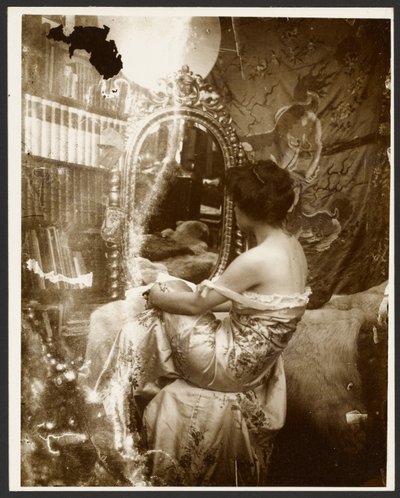 [Női modell ül a tükör előtt, Párizs] alkotó: Alphonse Maria Mucha