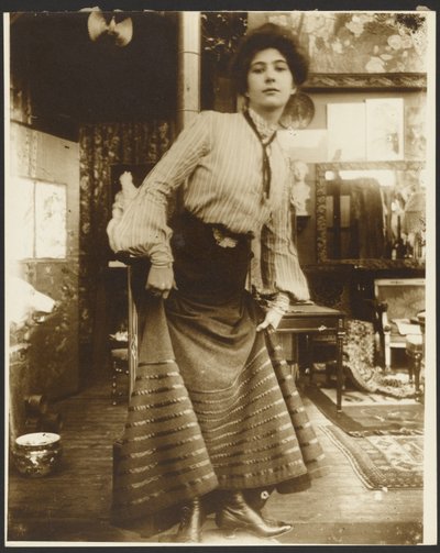 [Női modell csíkos blúzban és hosszú ruhában, Párizs] alkotó: Alphonse Maria Mucha