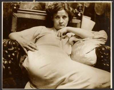 [Női modell egy karosszékben, Párizs] alkotó: Alphonse Maria Mucha