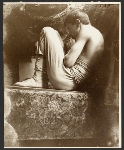 [Férfi modell magzati pózban, Párizs] alkotó: Alphonse Maria Mucha